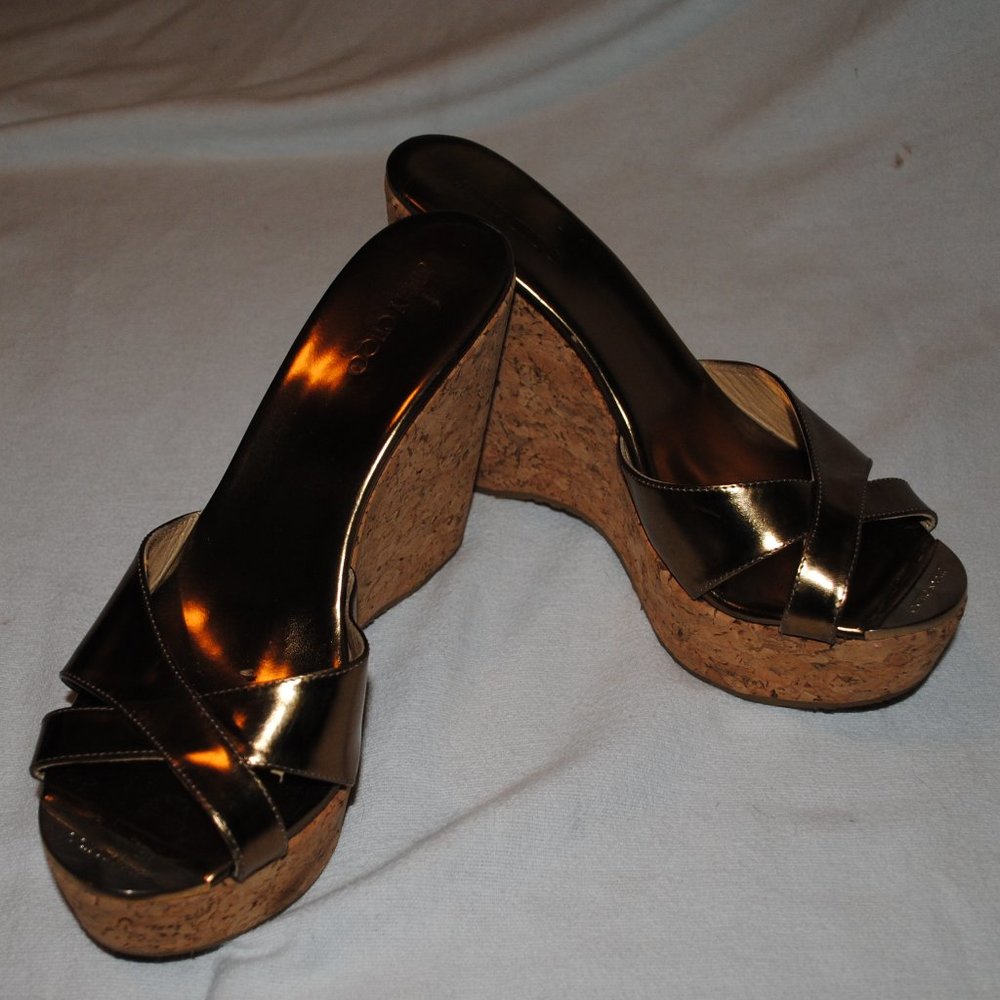 SZ 9.5 GOLD PATEN LEATHER JIMMY CHOO 5IN WEDGES